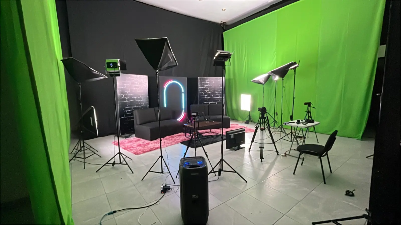 Estudio de producción de video con pantalla verde, iluminación profesional y cámaras en Durango