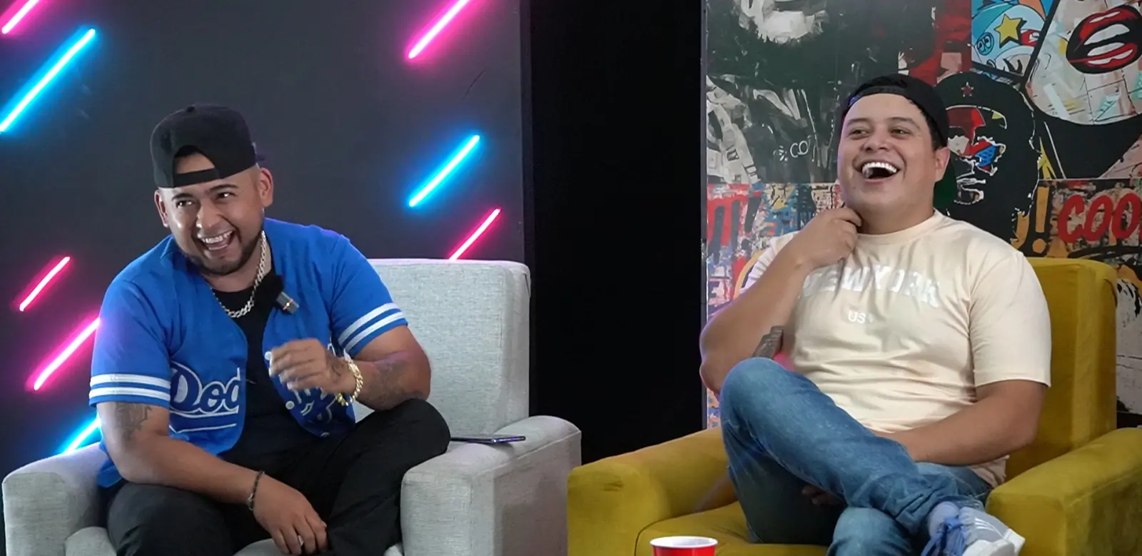 Invitados riendo durante la grabación de un podcast en WePlay Studio